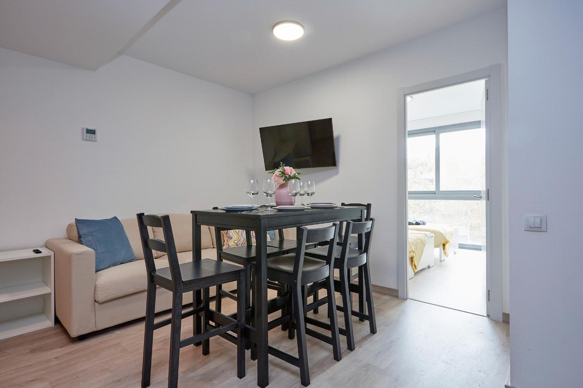 Three Bedroom Two Bathroom Apartment Close To Beach برشلونة المظهر الخارجي الصورة